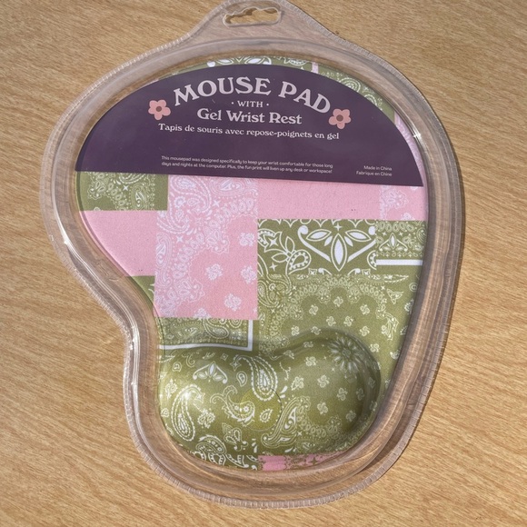 NWT Urban Outfitters Graphic Print Wrist Rest Mousepad - Picture 2 of 6